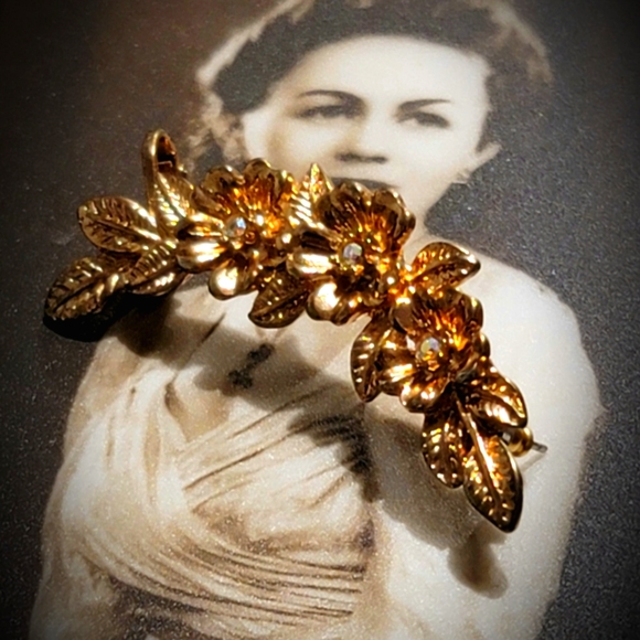 Faux gold & pearl Roman floral post/cuff earring. - Picture 1 of 4